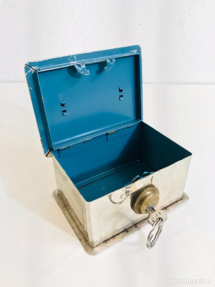 Caja de caudales metálica nº 3 con cerradura de llave, asa y