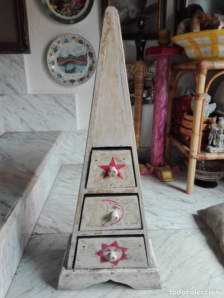 Antig&uuml;edades: Armario triangular policromado con Luna sol y estrellas - Foto 1