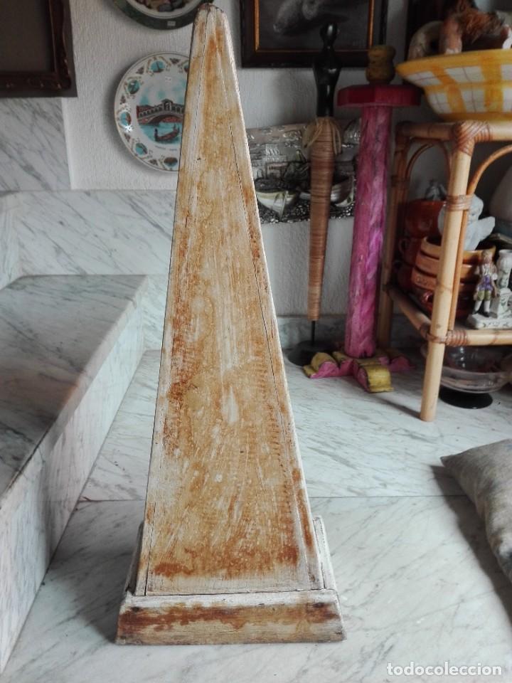 Antig&uuml;edades: Armario triangular policromado con Luna sol y estrellas - Foto 3