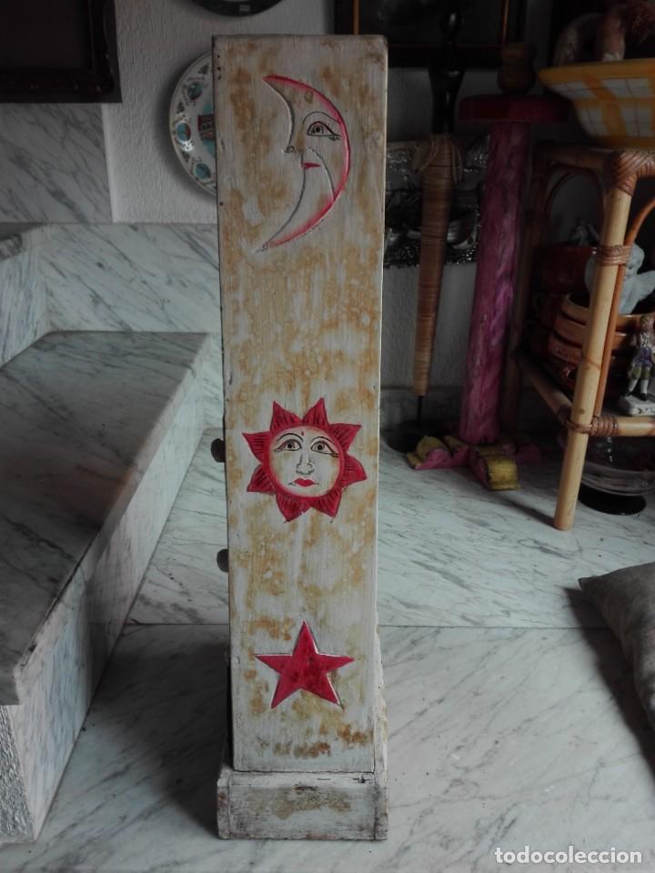 Antig&uuml;edades: Armario triangular policromado con Luna sol y estrellas - Foto 4