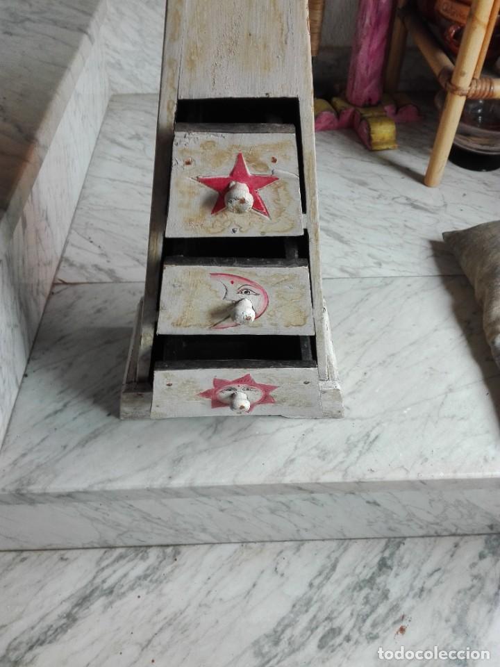 Antig&uuml;edades: Armario triangular policromado con Luna sol y estrellas - Foto 6