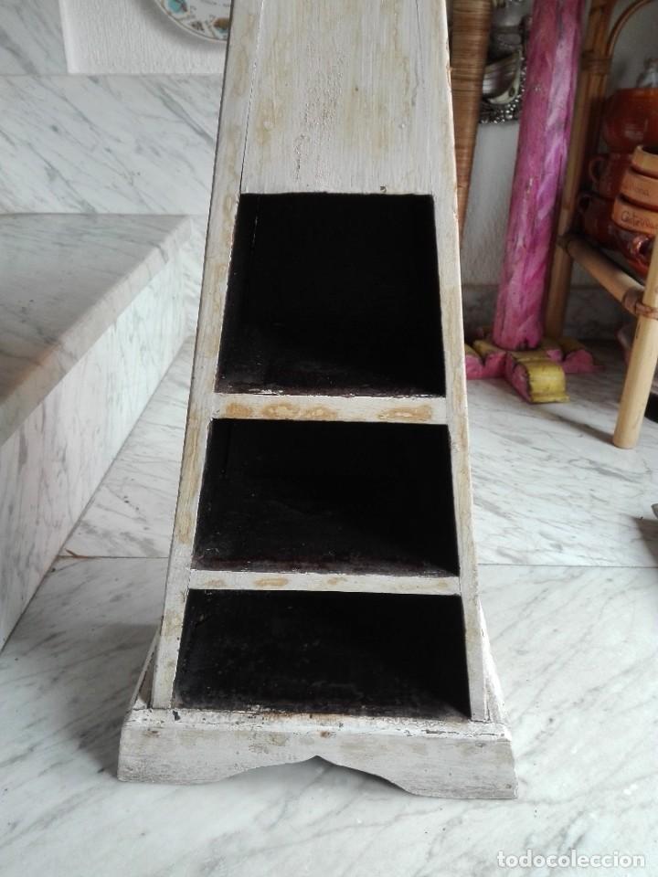 Antig&uuml;edades: Armario triangular policromado con Luna sol y estrellas - Foto 8
