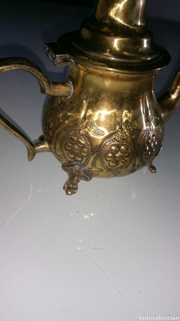 Antig&uuml;edades: Tetera de bronce / lat&oacute;n con sello en su base. - Foto 4