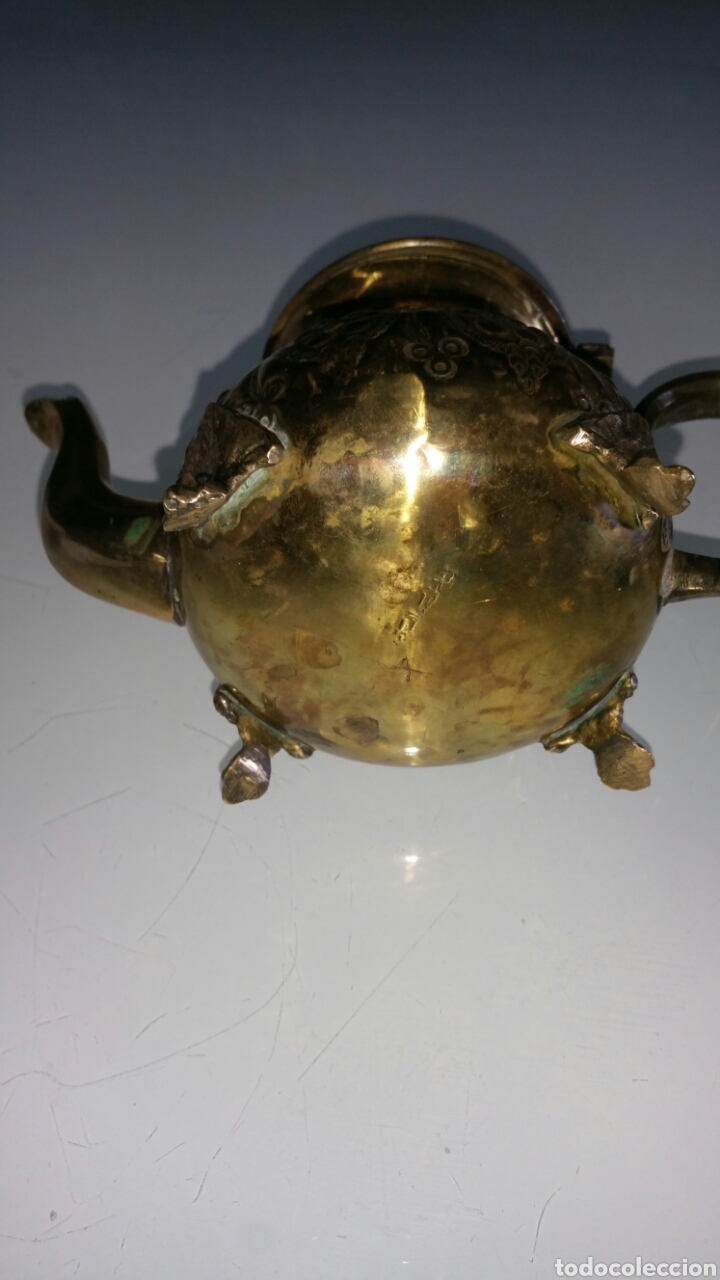 Antig&uuml;edades: Tetera de bronce / lat&oacute;n con sello en su base. - Foto 9