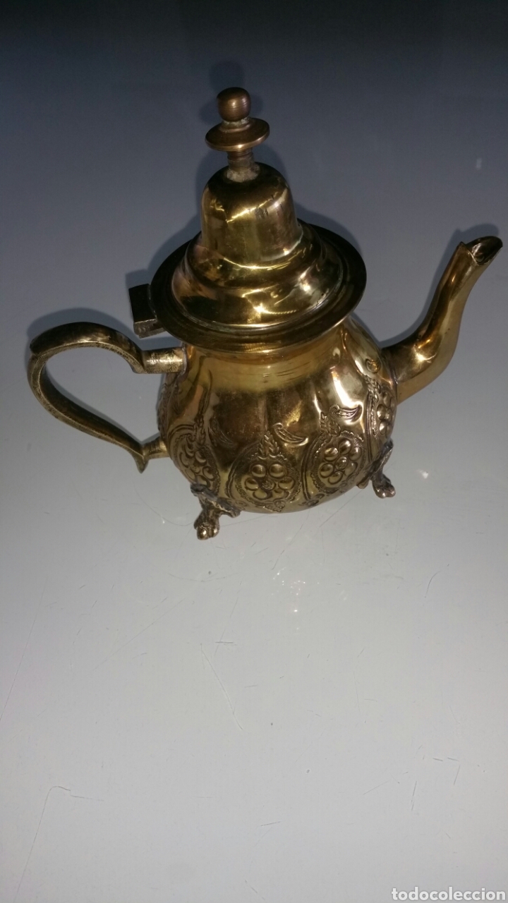 Antig&uuml;edades: Tetera de bronce / lat&oacute;n con sello en su base. - Foto 1