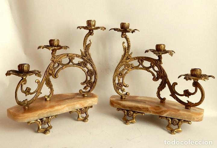 Antig&uuml;edades: PAREJA DE CANDELABROS DE LAT&Oacute;N CON BASE DE ALABASTRO - Foto 1