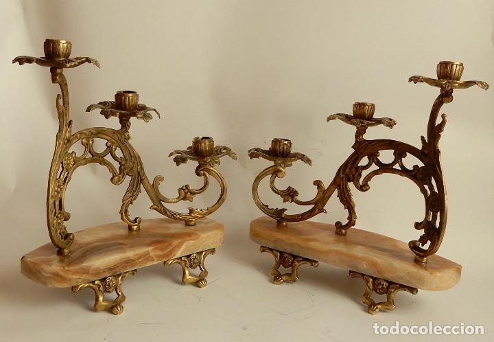 Antig&uuml;edades: PAREJA DE CANDELABROS DE LAT&Oacute;N CON BASE DE ALABASTRO - Foto 2