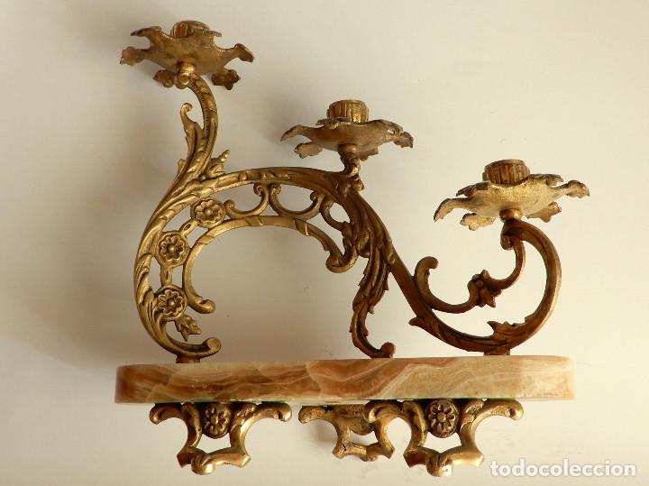 Antig&uuml;edades: PAREJA DE CANDELABROS DE LAT&Oacute;N CON BASE DE ALABASTRO - Foto 3