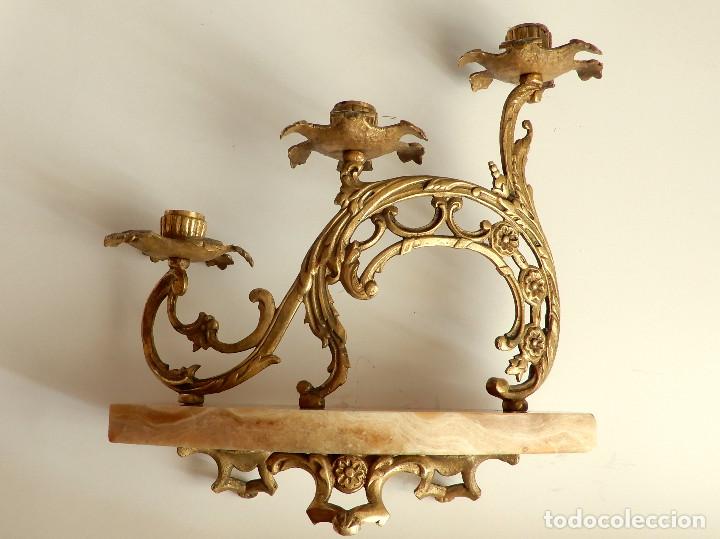 Antig&uuml;edades: PAREJA DE CANDELABROS DE LAT&Oacute;N CON BASE DE ALABASTRO - Foto 4