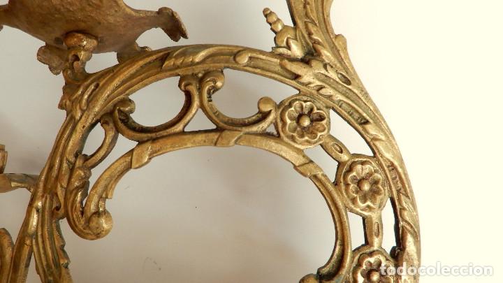 Antig&uuml;edades: PAREJA DE CANDELABROS DE LAT&Oacute;N CON BASE DE ALABASTRO - Foto 6