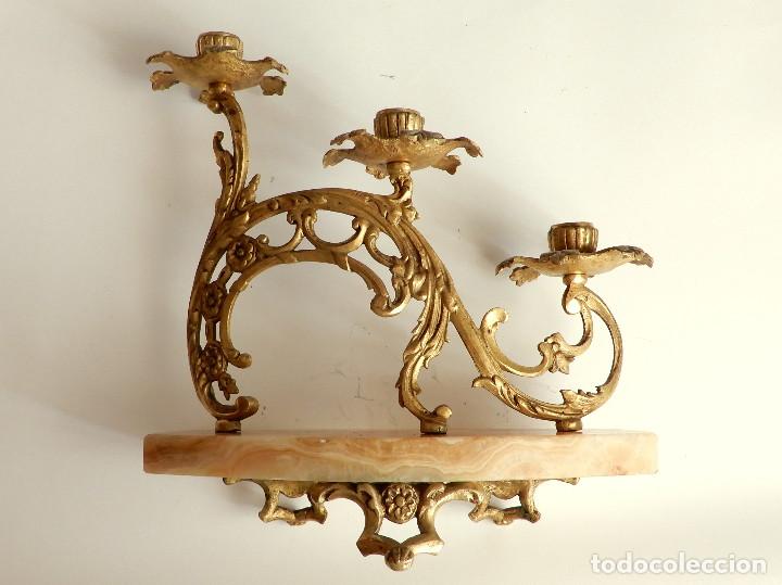 Antig&uuml;edades: PAREJA DE CANDELABROS DE LAT&Oacute;N CON BASE DE ALABASTRO - Foto 9