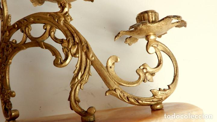 Antig&uuml;edades: PAREJA DE CANDELABROS DE LAT&Oacute;N CON BASE DE ALABASTRO - Foto 11