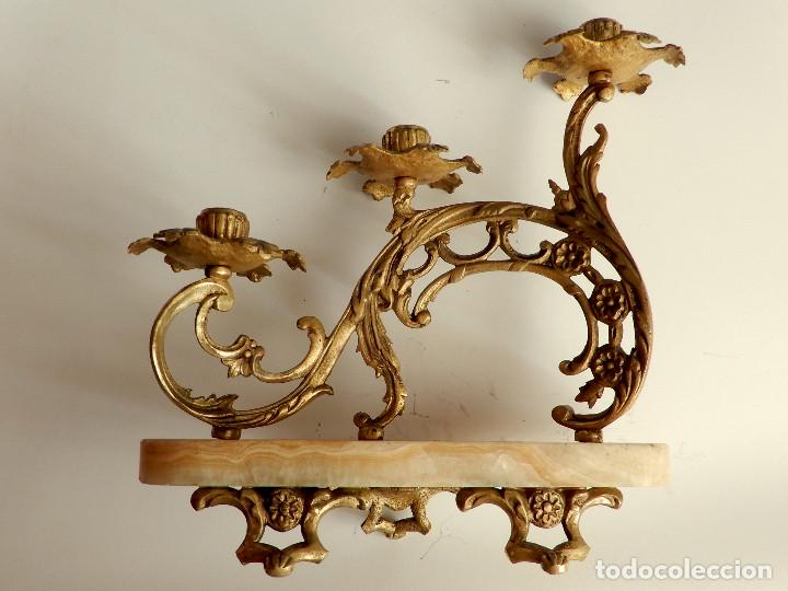 Antig&uuml;edades: PAREJA DE CANDELABROS DE LAT&Oacute;N CON BASE DE ALABASTRO - Foto 12