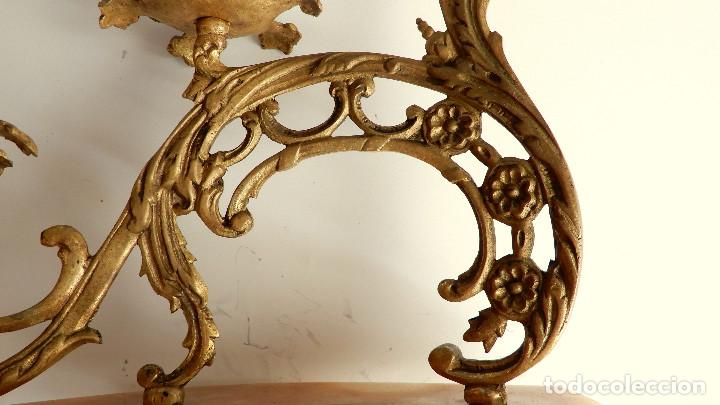 Antig&uuml;edades: PAREJA DE CANDELABROS DE LAT&Oacute;N CON BASE DE ALABASTRO - Foto 13
