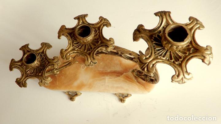 Antig&uuml;edades: PAREJA DE CANDELABROS DE LAT&Oacute;N CON BASE DE ALABASTRO - Foto 14