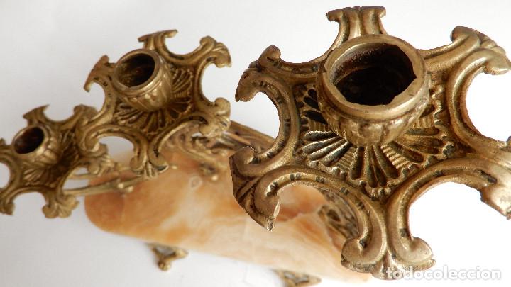 Antig&uuml;edades: PAREJA DE CANDELABROS DE LAT&Oacute;N CON BASE DE ALABASTRO - Foto 15