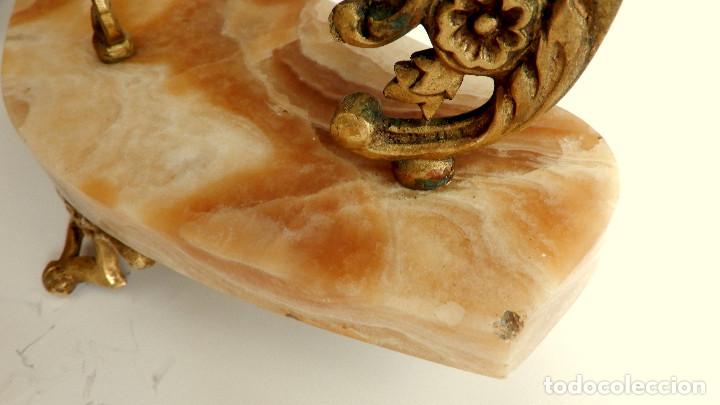 Antig&uuml;edades: PAREJA DE CANDELABROS DE LAT&Oacute;N CON BASE DE ALABASTRO - Foto 16