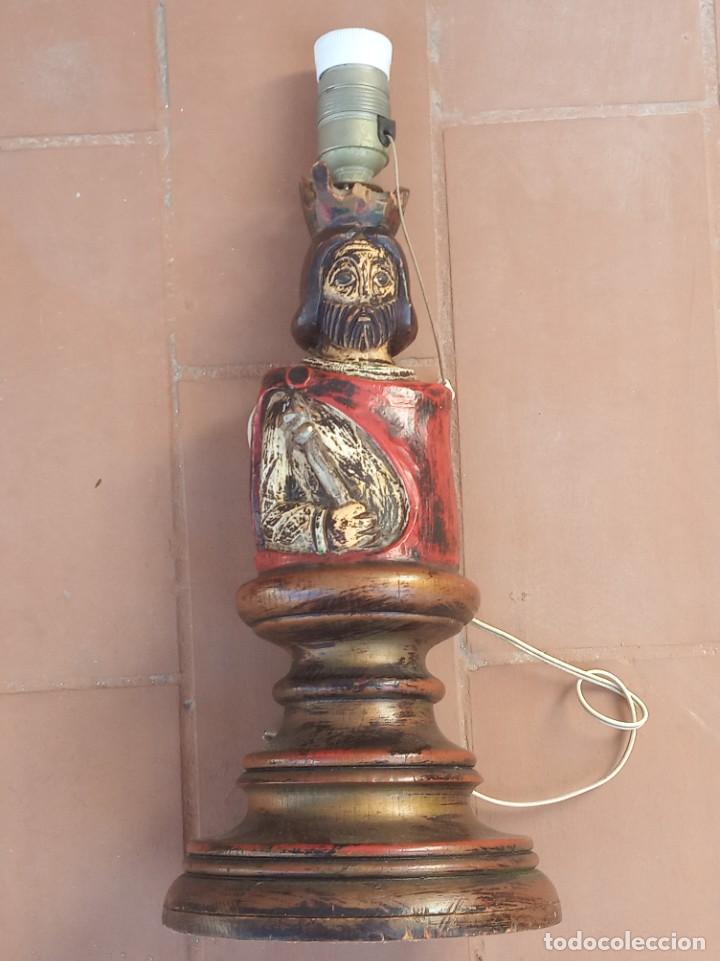 Antig&uuml;edades: L&aacute;mpara rey medieval en madera pintada - Foto 1