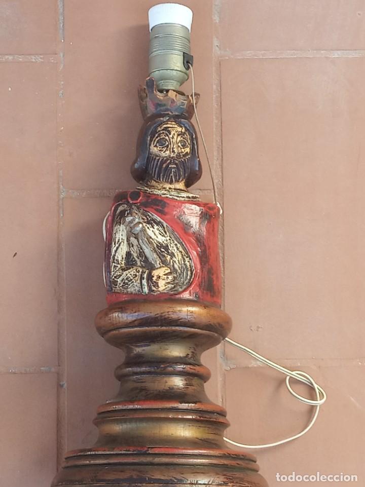 Antig&uuml;edades: L&aacute;mpara rey medieval en madera pintada - Foto 4