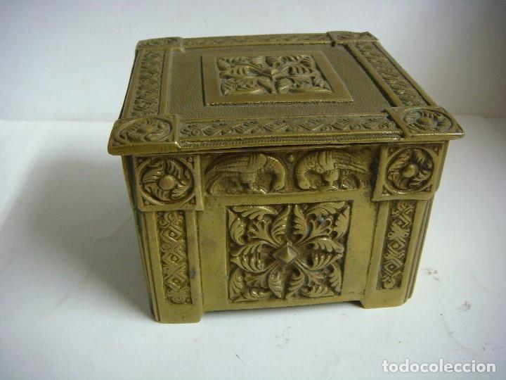 Antig&uuml;edades: CAJA ANTIGUA EN LATON CON EN RELIEVE (&) - Foto 1
