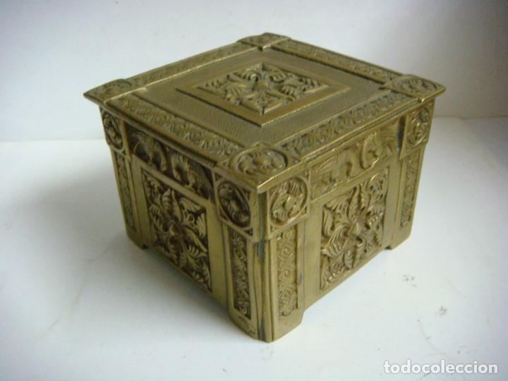 Antig&uuml;edades: CAJA ANTIGUA EN LATON CON EN RELIEVE (&) - Foto 2