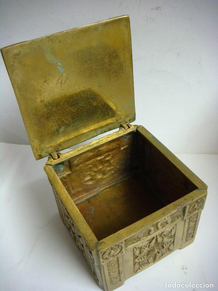 Antig&uuml;edades: CAJA ANTIGUA EN LATON CON EN RELIEVE (&) - Foto 3