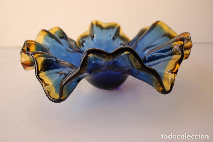 Antig&uuml;edades: frutero centro de cristal azul - Foto 2