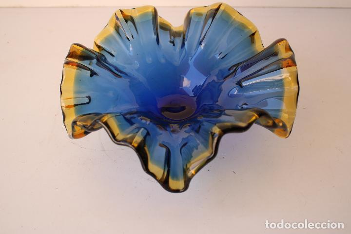 Antig&uuml;edades: frutero centro de cristal azul - Foto 3