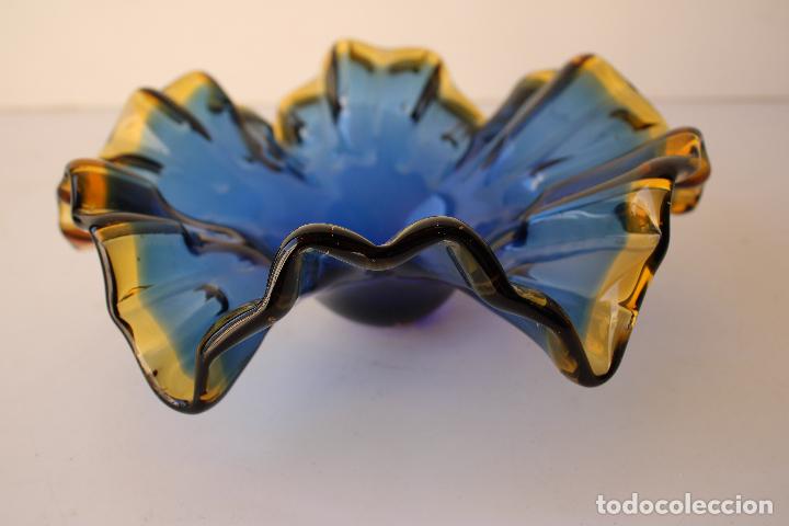 Antig&uuml;edades: frutero centro de cristal azul - Foto 1