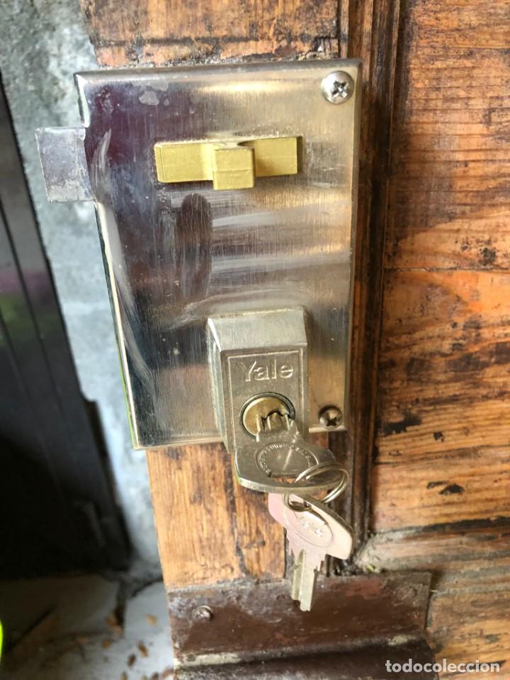 Antig&uuml;edades: Antigua puerta de pino maciza - Foto 2