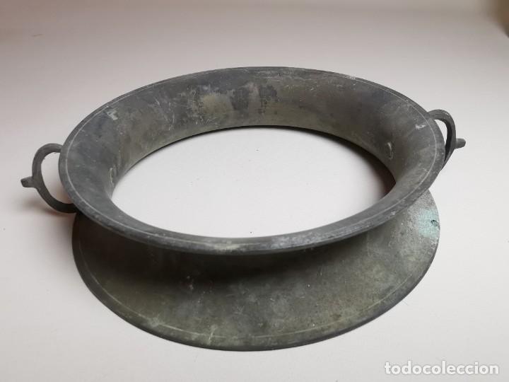 Antig&uuml;edades: Salvamanteles de bronce siglo XIX - Foto 2