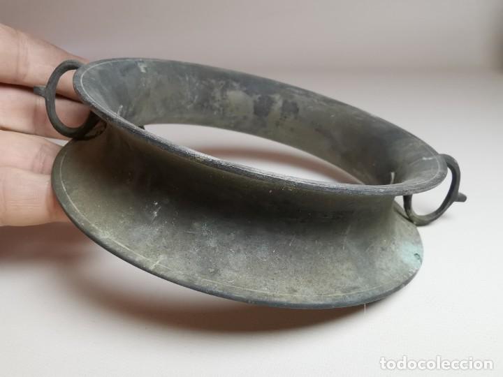 Antig&uuml;edades: Salvamanteles de bronce siglo XIX - Foto 3