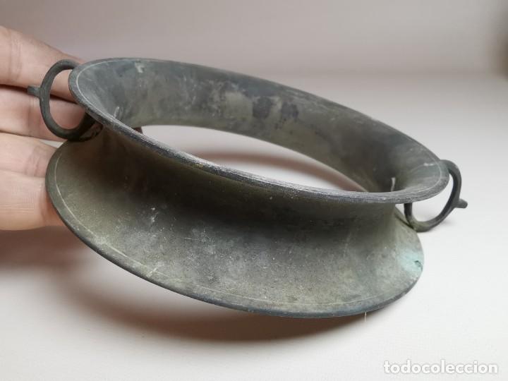 Antig&uuml;edades: Salvamanteles de bronce siglo XIX - Foto 4