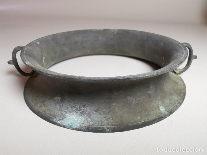 Antig&uuml;edades: Salvamanteles de bronce siglo XIX - Foto 16