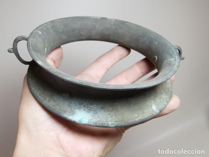 Antig&uuml;edades: Salvamanteles de bronce siglo XIX - Foto 1