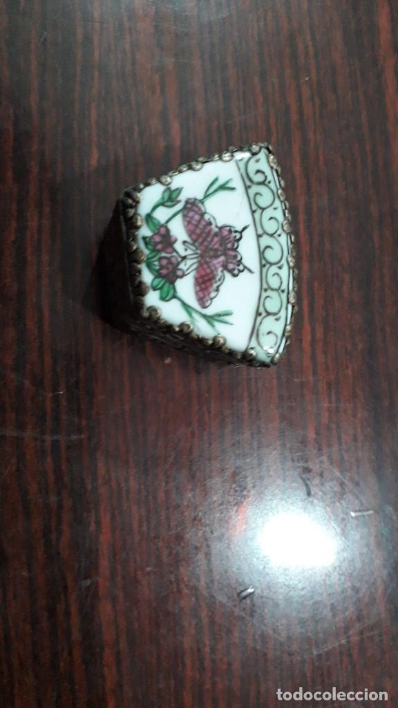 Antiquit&eacute;s: Cajita de plata con porcelana pintada a mano