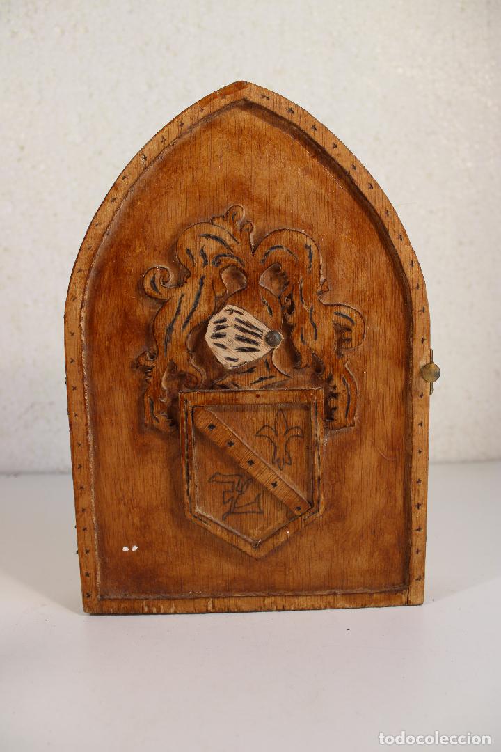 Antig&uuml;edades: cuelgallaves de madera con escudo medieval