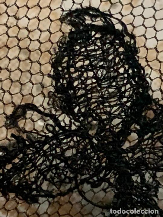 Antig&uuml;edades: Antigua mantilla de 3 picos. Mide 92x57cms - Foto 2