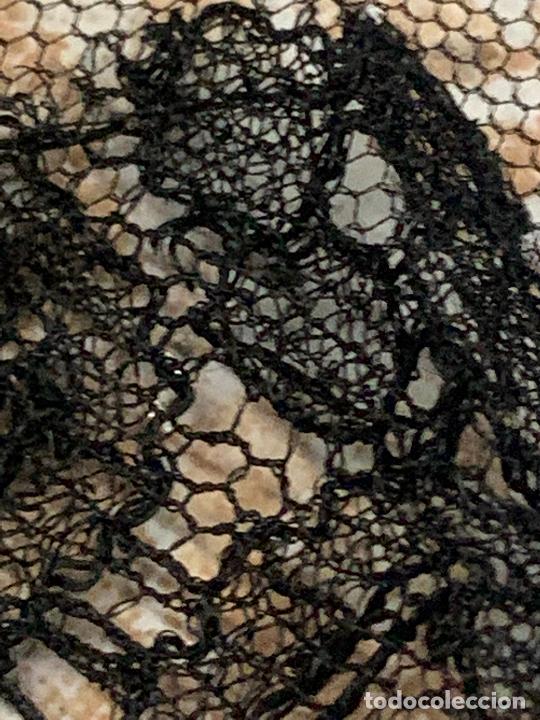 Antig&uuml;edades: Antigua mantilla de 3 picos. Mide 92x57cms - Foto 3