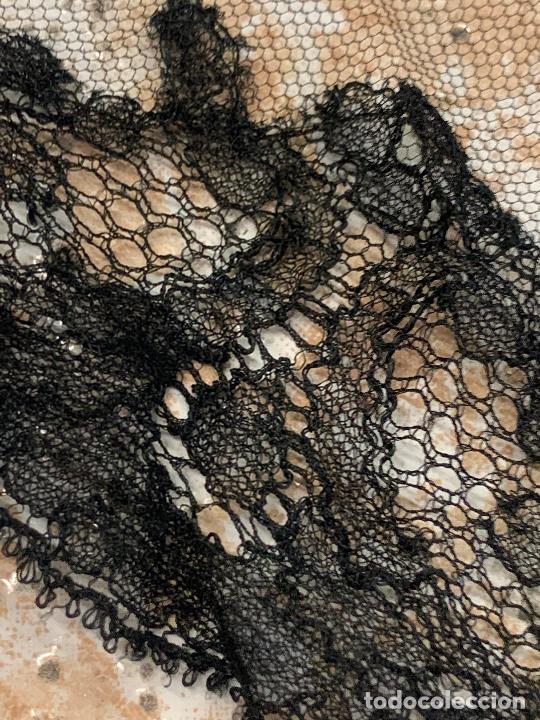 Antig&uuml;edades: Antigua mantilla de 3 picos. Mide 92x57cms - Foto 4