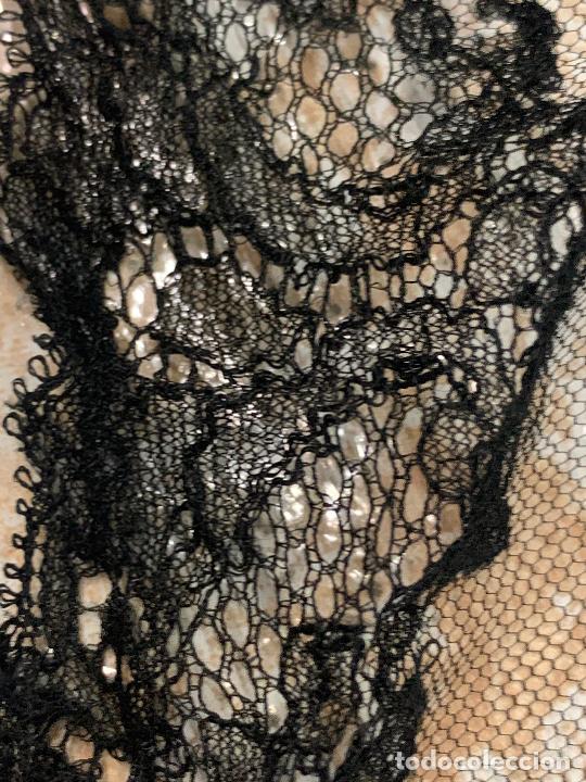 Antig&uuml;edades: Antigua mantilla de 3 picos. Mide 92x57cms - Foto 6