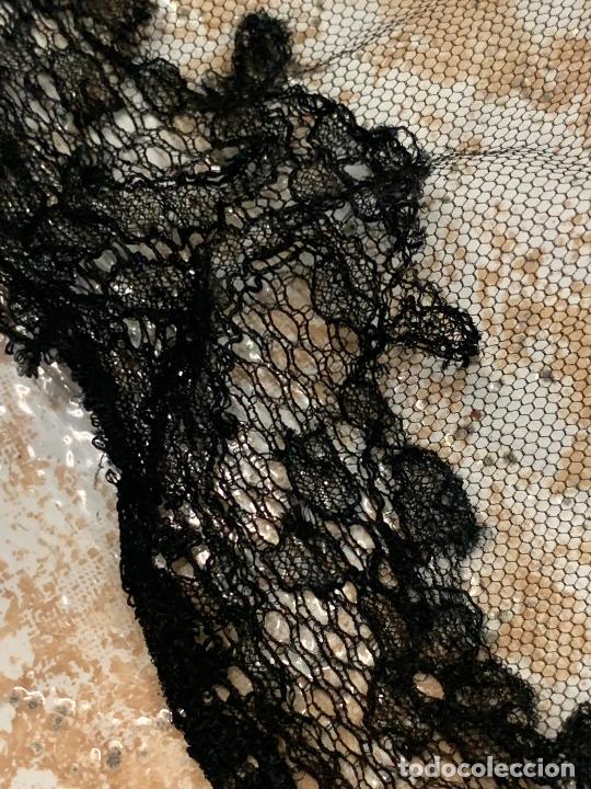 Antig&uuml;edades: Antigua mantilla de 3 picos. Mide 92x57cms - Foto 9