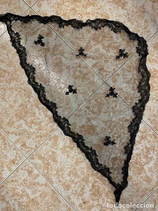 Antig&uuml;edades: Antigua mantilla de 3 picos. Mide 92x57cms - Foto 1