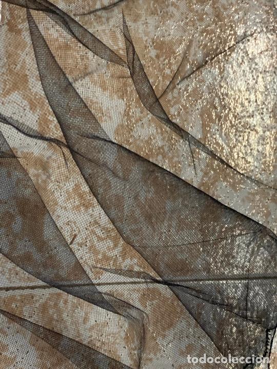 Antig&uuml;edades: Antigua mantilla de 3 picos. Mide 100x48 cms - Foto 3