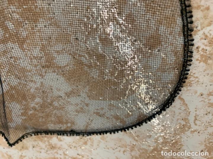 Antig&uuml;edades: Antigua mantilla de 3 picos. Mide 100x48 cms - Foto 4