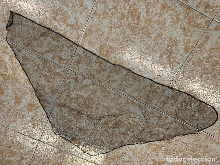 Antig&uuml;edades: Antigua mantilla de 3 picos. Mide 100x48 cms - Foto 1