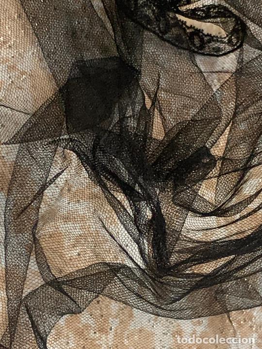 Antig&uuml;edades: Antigua mantilla de 3 picos. Mide 79x50 cms - Foto 2