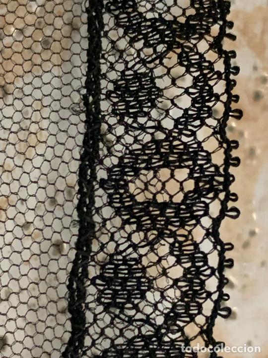 Antig&uuml;edades: Antigua mantilla de 3 picos. Mide 79x50 cms - Foto 3