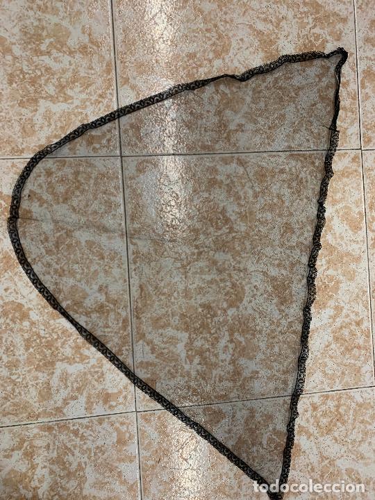 Antig&uuml;edades: Antigua mantilla de 3 picos. Mide 79x50 cms - Foto 1