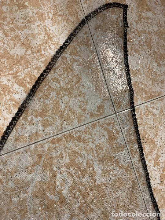 Antig&uuml;edades: Mantilla de 3 picos. Mide 96x42cms - Foto 2